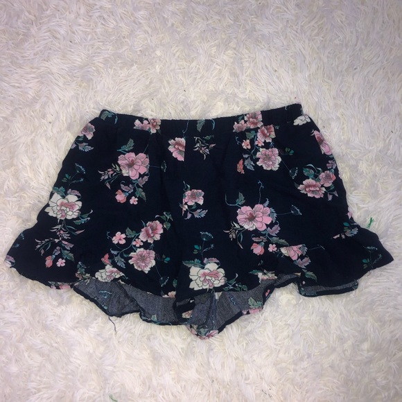 Ruffle, elastic waist floral SHORTS - Picture 2 of 4